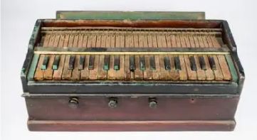 Alat musik tradisional Lampung, harmonium atau akordeon.