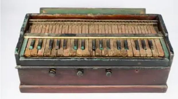 Alat musik tradisional Lampung, harmonium atau akordeon.