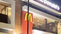 Momen ini adalah ketika Yoga dan Yogi ditantang netizen untuk makan sahur di restoran McDonald’s. Kemudian, mereka diminta untuk membawa nasi sekaligus rice cookernya langsung. Foto: Instagram @yogayogikembarr