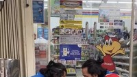Yoga dan Yogi juga pernah ditantang keberaniannya untuk makan sebungkua berdua di depan minimarket. Tak hanya itu, mereka juga diminta sambil mengenakan seragam pekerja minimarket tersebut. Foto: Instagram @yogayogikembarr