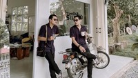 Ilham Yogi sendiri merupakan seleb TikTok yang eksis dengan kembarannya Ilham Yoga. Mereka sering membuat konten dengan menerima tantangan dari netizen. Foto: Instagram @yogayogikembarr
