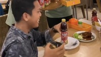 Di sana mereka juga ditantang netizen untuk memberi kejutan ulang tahun untuk pelanggan yang makan di restoran yang sama. Foto: Instagram @yogayogikembarr