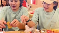 Kekompakan Yoga dan Yogi dapat terlihat pada momen menikmati sushi ini. Ini momennta saat mengunjungi restoran Shigeru Deli. Foto: Instagram @yogayogikembarr