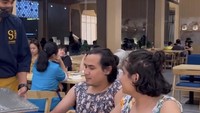 Konten mereka yang satu ini kocak abis, mereka ditantang netizen untuk makan di restoran dengan penampilan berbeda, yakbi mengenakan daster emak-emak. Foto: Instagram @yogayogikembarr