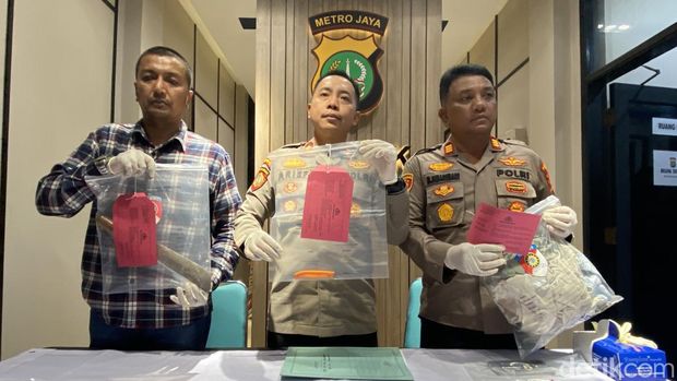 Jumpa pers kasus anak bunuh ibu dan lukai ayah di Depok