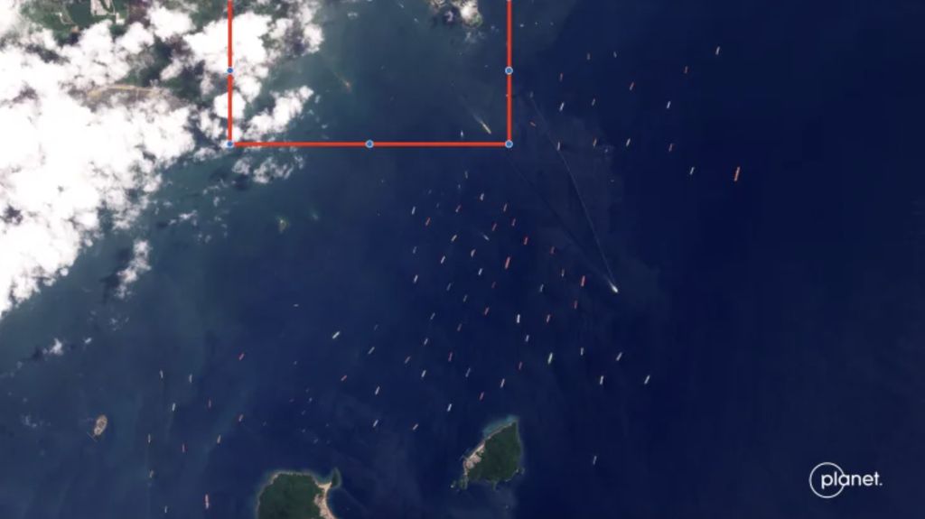 Kapal menunggu untuk menyeberangi Terusan Panama dari sisi Samudra Pasifik. Kotak merah menunjukkan Terusan Panama. (Dok: Planet Labs PBC) Kapal menunggu untuk menyeberangi Terusan Panama dari sisi Samudra Pasifik. Kotak merah menunjukkan Terusan Panama. (Dok: Planet Labs PBC)