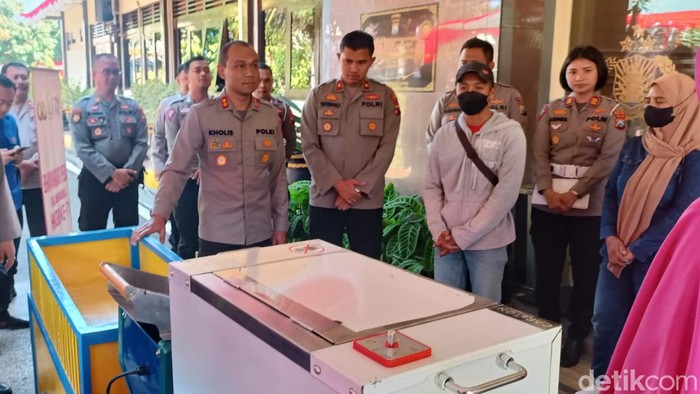 Kapolres Malang AKBP Menyerahkan bantuan ke korban Kanjuruhan