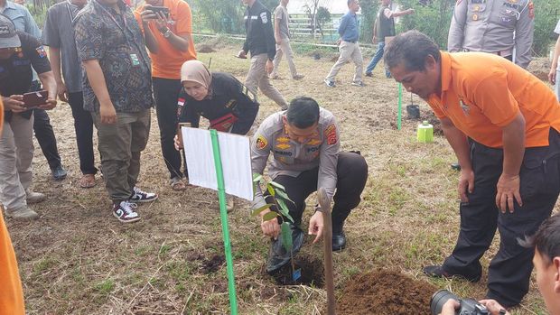 Kapolresta Bogor Kota Kombes Bismo Teguh menyambangi warga Cikaret