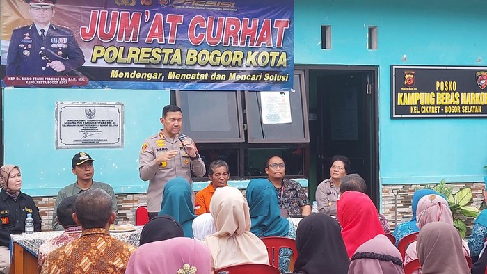 Kapolresta Bogor Kota Kombes Bismo Teguh menyambangi warga Cikaret