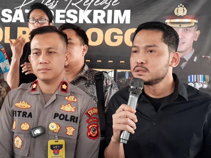 Kasat Reskrim Polres Bogor AKP Yohannes Redhoi Sigiro menjelaskan kepada wartawan langkah kepolisian yang akan diambil untuk membuat terang dugaan bayi tertukar di RS.