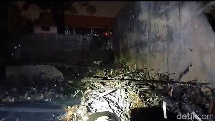 Kebakaran di rumah makan dan tempat parkir di Gandaria, Jaksel