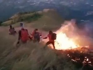 Padang Rumput di Gunung Penanggungan Mojokerto Terbakar