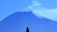 Asap kebakaran terpantau di puncak Gunung Merapi Ungup-ungup, Banyuwangi, Jawa Timur Jumat (11/8/23). 