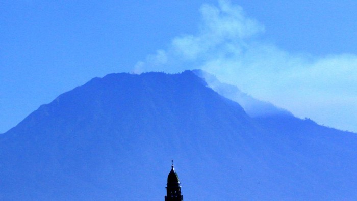 Kebakaran gunung merapi ungup-ungup Api membakar kawasan Gunung Merapi Ungup-ungup di Banyuwangi, Jawa Timur Jumat (11/8/23). Titik kebakaran yang ada dipuncak gunung itu terpantau sejak 3 hari terakhir terus meluas karena sulitnya medan untuk memadamkan. ANTARA FOTO/Budi Candra Setya/hp.