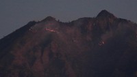 Titik kebakaran yang ada dipuncak gunung itu terpantau sejak 3 hari terakhir terus meluas karena sulitnya medan untuk memadamkan. 