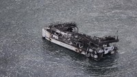 Sebuah perahu yang terbakar terlihat di perairan Lahaina, Hawaii, pada Kamis, 10 Agustus 2023.  