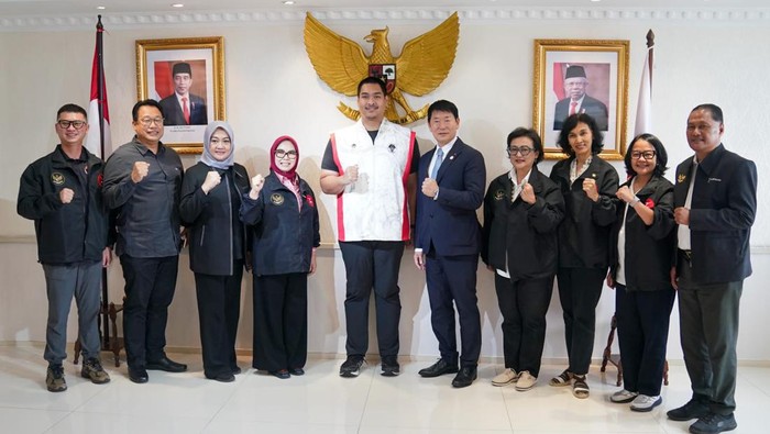 Menteri Pemuda dan Olahraga Republik Indonesia (Menpora RI) Dito Ariotedjo menerima kedatangan Presiden Senam Internasional (FIG) Morinari Watanabe di Kemenpora, Jakarta, Jumat (11/8). Kunjungan khusus Morinari adalah memohon Indonesia untuk menjadi tuan rumah Kejuaraan Dunia Artistik 2025.