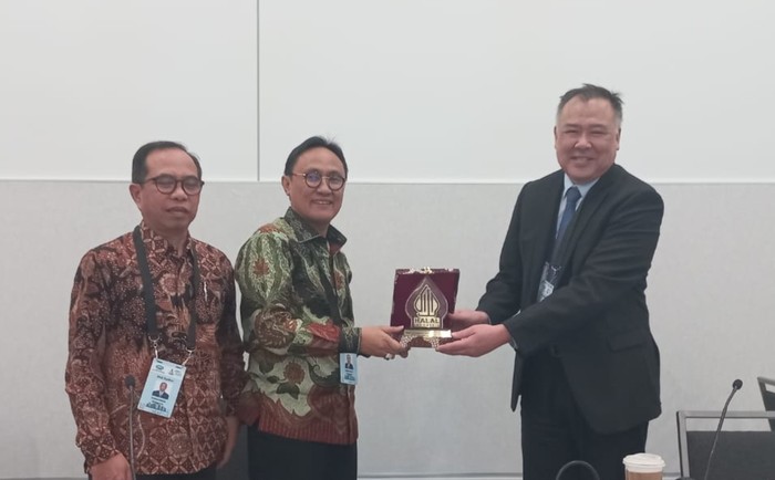 Kepala BPJPH Kemenag Muhammad Aqil Irham bersama Director for Multilateral Non-Tariff Barriers pada Office of the US Trade Representative, Kent C Shigetomi.