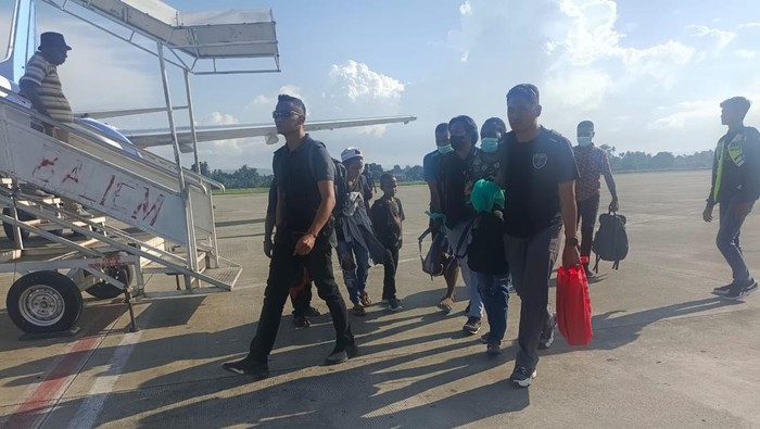 Polisi saat hendak membawa dua anggota KKB ke Polda Papua.