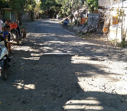 Kondisi jalan yang ada di wilayah Amed, Kecamatan Abang, Karangasem yang rusak sehingga mengganggu aktivitas wisatawan, Kamis (10/8/2023). (istimewa)