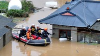 Dilansir dari Associated Press, Badan Cuaca Korea Selatan menyatakan hujan lebat dan angin kencang akibat Topan Khanun menerjang wilayah selatan dan timur Korea pada Rabu (9/8/2023) sore.