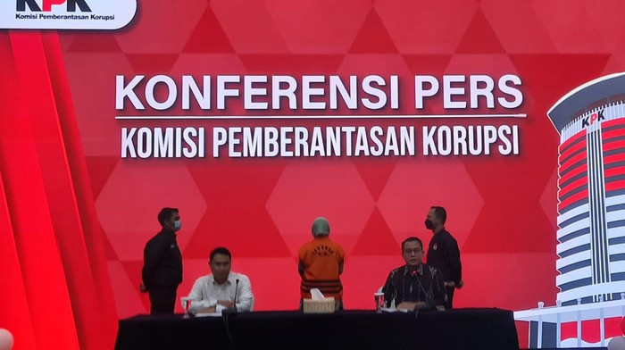 KPK Tahan Eks Kepala BP Tanjungpinang Tersangka Korupsi Cukai Rokok (Yogi/detikcom)