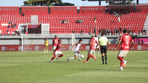 Laga PSM Makassar vs Bali United.
