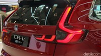 Tampil dalam dua pilihan varian, model SUV legendaris ini kini menawarkan varian All New Honda CR-V 2.0L RS e HEV dengan sistem hybrid terbaru Honda yang lebih bertenaga sekaligus lebih hemat bahan bakar.