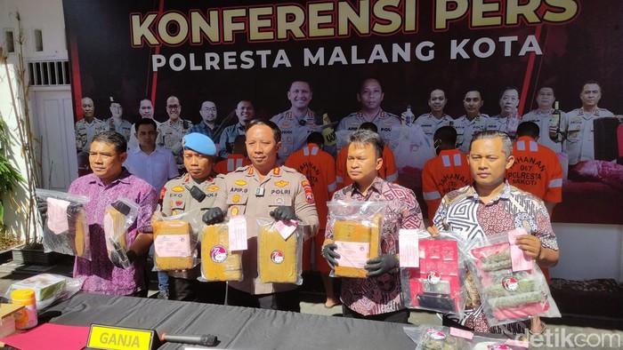 Lima pengedar sabu dan barang bukti dirilis di Polres Malang