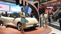 Masih di bawah Indomobil, ada mobil listrik bernama Ora yang dikenalkan pada GIIAS 2023. Foto: Muhammad Hafizh Gemilang