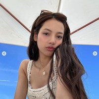 Koleksi kalungnya dari BVLGARI mengingatkan Lisa BLACKPINK adalah seorang Aries. Dengan aksen zodiac sign pada liontinnya, kalung emas itu dibanderol seharga ₩634,900 atau Rp 7,2 jutaan.Foto: dok. Instagram @lalalalisa_m