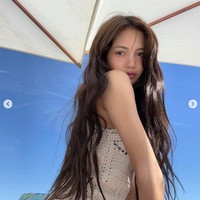 Terbaru Lisa BLACKPINK menghipnotis penggemar dengan selfie-nya di pantai saat memakai Bustier Mini Dress in Crocheted CELINE seharga $3,950 atau Rp 60 jutaan. Foto: dok. Instagram @lalalalisa_m