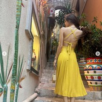 Atasan yang memamerkan punggung Lisa BLACKPINK itu dipadukan dengan tas rajut CELINE berwarna netral Triompe Chain Bag in Rafia seharga €2,950 atau Rp 49 jutaan. Foto: dok. Instagram @lalalalisa_m