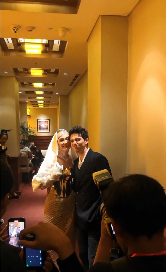 Aktor dan musisi keturunan Prancis ini juga menyempatkan foto bersama Luna Maya. Foto: Instagram/@lunamaya