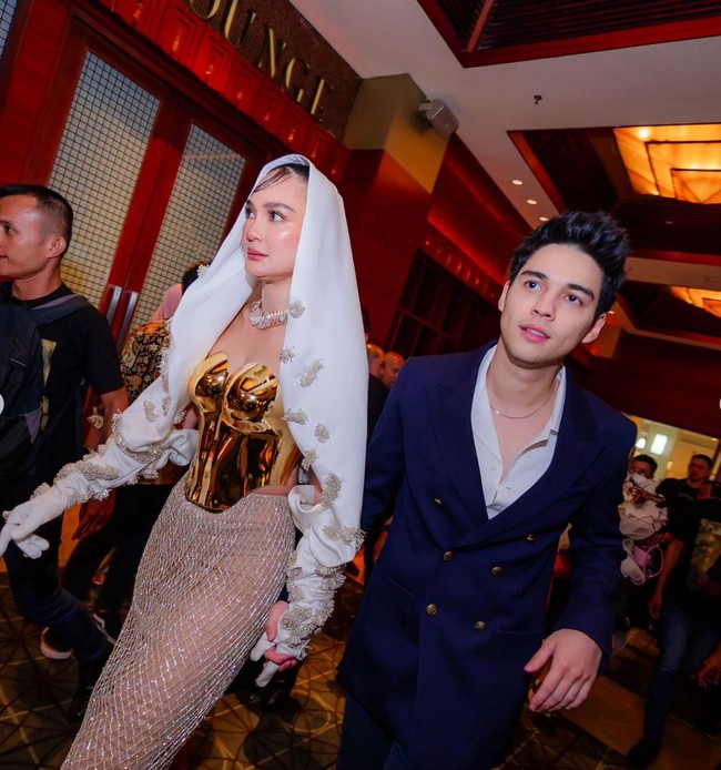 Luna Maya terlihat menggandeng Maxime Bouttier di premier film ‘Suzanna: Malam Jumat Kliwon’ beberapa waktu lalu. Foto: Instagram/ @azzamphoto
