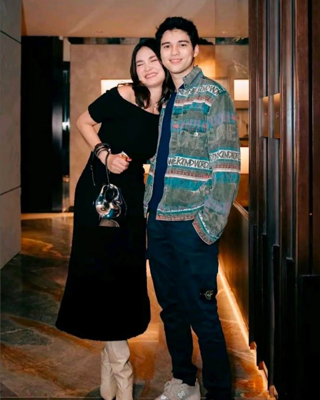 Banyak netizen mendukung hubungan mereka sampai ke pelaminan. Bahkan memberikan julukan sebagai pasangan Maximoon. “Tombol kawal maximoon ke pelaminan,” tulis salah satu netizen di kolom komentar. Foto: Instagram/@lunamaya