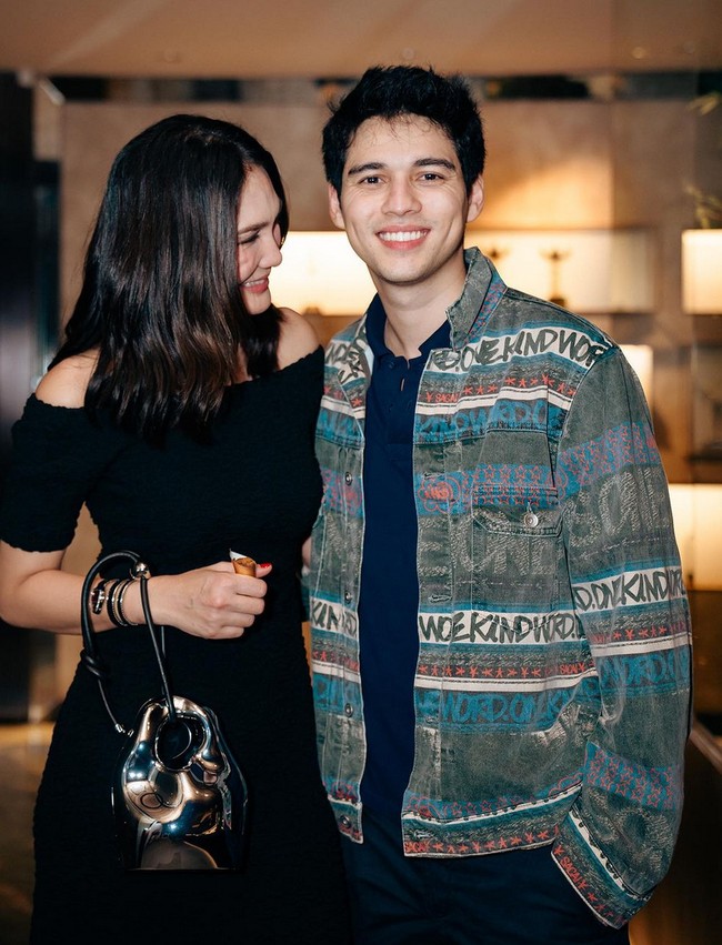 Dalam kesempatan lain, pasangan beda usia 10 tahun ini tampak menghadiri sebuah acara. Keduanya pun kembali pose bersama dan diunggah di media sosial Luna Maya. Foto: Instagram/@lunamaya