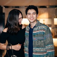 Dalam kesempatan lain, pasangan beda usia 10 tahun ini tampak menghadiri sebuah acara. Keduanya pun kembali pose bersama dan diunggah di media sosial Luna Maya. Foto: Instagram/@lunamaya