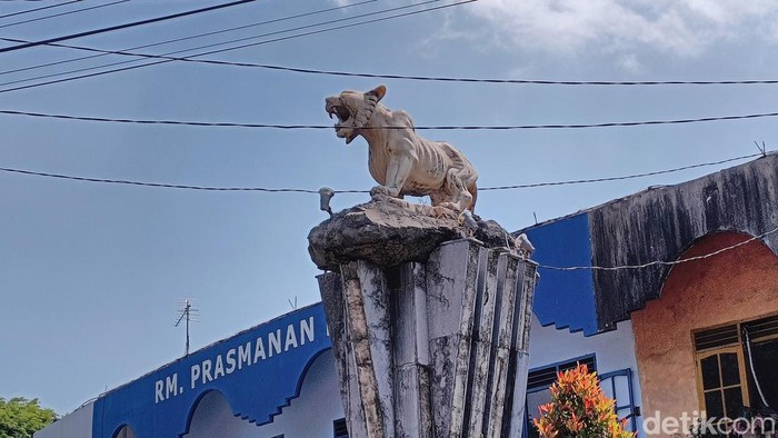 Macan Putih di Stadion Brawijaya Kediri yang terlihat mangkrak, tak terawat.