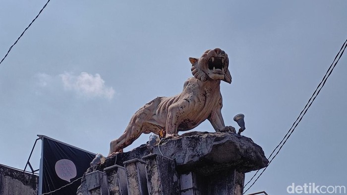 Macan Putih di Stadion Brawijaya Kediri yang terlihat mangkrak, tak terawat.