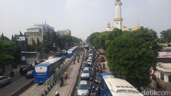 Macet di Mampang Prapatan pukul 09.20 WIB. (Annisa/detikcom)