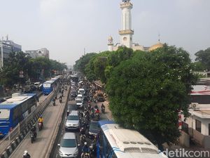 Mampang Arah Kuningan Macet Parah, Petugas Buka Palang Jalur Transjakarta