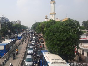 Besi Gorong-gorong Mampang Dimaling Berujung Macet Panjang