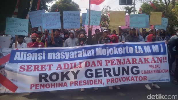 Massa berunjuk rasa menolak Rocky Gerung di Mojokerto. Mereka sempat membakar gambar akademisi tersebut.