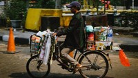 Yang menjadi tantangan bagi pedagang keliling ini adalah kucing-kucingan dengan Satpol PP sampai dipalak preman setempat. Belum lagi bawaan beban belasan kilo yang terkadang membuat sepeda butuh perbaikan.