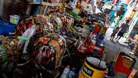 Saat memasuki kawasan ini, ada banyak sepeda pedagang starling berjejer di pinggir gang.