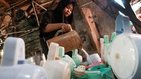 Sebelum berangkat keliling dan menjajakan kopi tersebut, ada warga yang khusus bertugas menyuplai air panas ke dalam termos.