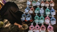 Selain air panas, penjaja kopi keliling itu juga sudah menyiapkan es batu yang sudah dihancurkan. Kampung Starling kini menjadi kawasan yang memiliki ciri khas tersendiri dan di dalamnya terdapat ratusan orang yang bergantung hidup di kerasnya ibu kota.