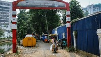Kampung Starling ini terletak di Jalan Prapatan Baru, Kwitang, Jakarta Pusat. Tak sulit menemuinya karena ada gapura bertuliskan Kampung Starling. Letak kampung ini berada di antara Mako Marinir dan aliran Sungai Ciliwung.
