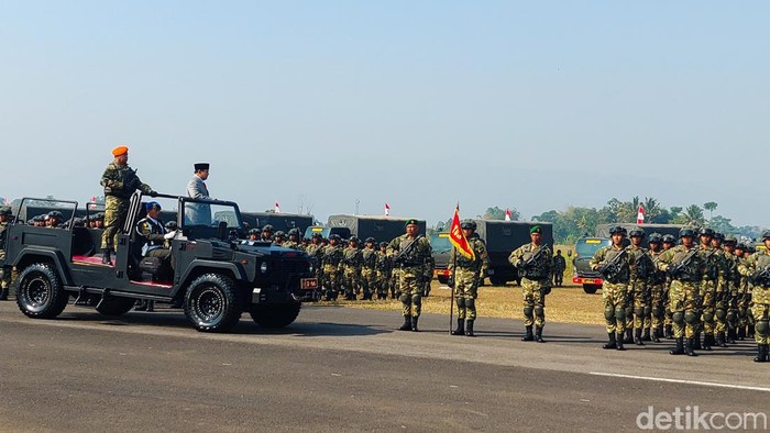 Menhan Prabowo saat menetapkan ribuan Komcad di Bandung Barat.